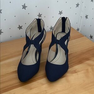 New without box Life Stride navy heels - size 7